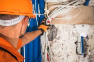 Quais são os tipos de serviços que uma empresa de manutenção elétrica predial pode realizar?